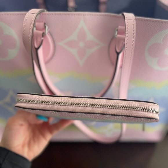 Limited edition LV monogram Escale Giant&matching wallet Gently used. $5750 - Picture 6 of 6